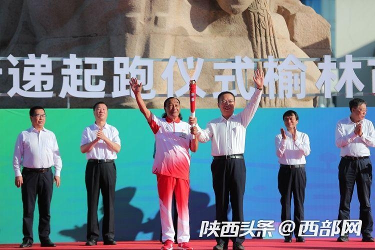 塞上古城开跑！！！ 十四运会和残特奥会火炬在榆林转达